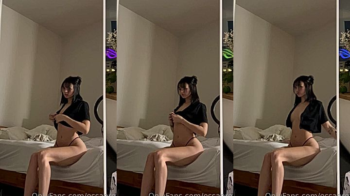 nude essaere sitting on the bed in new leaked video